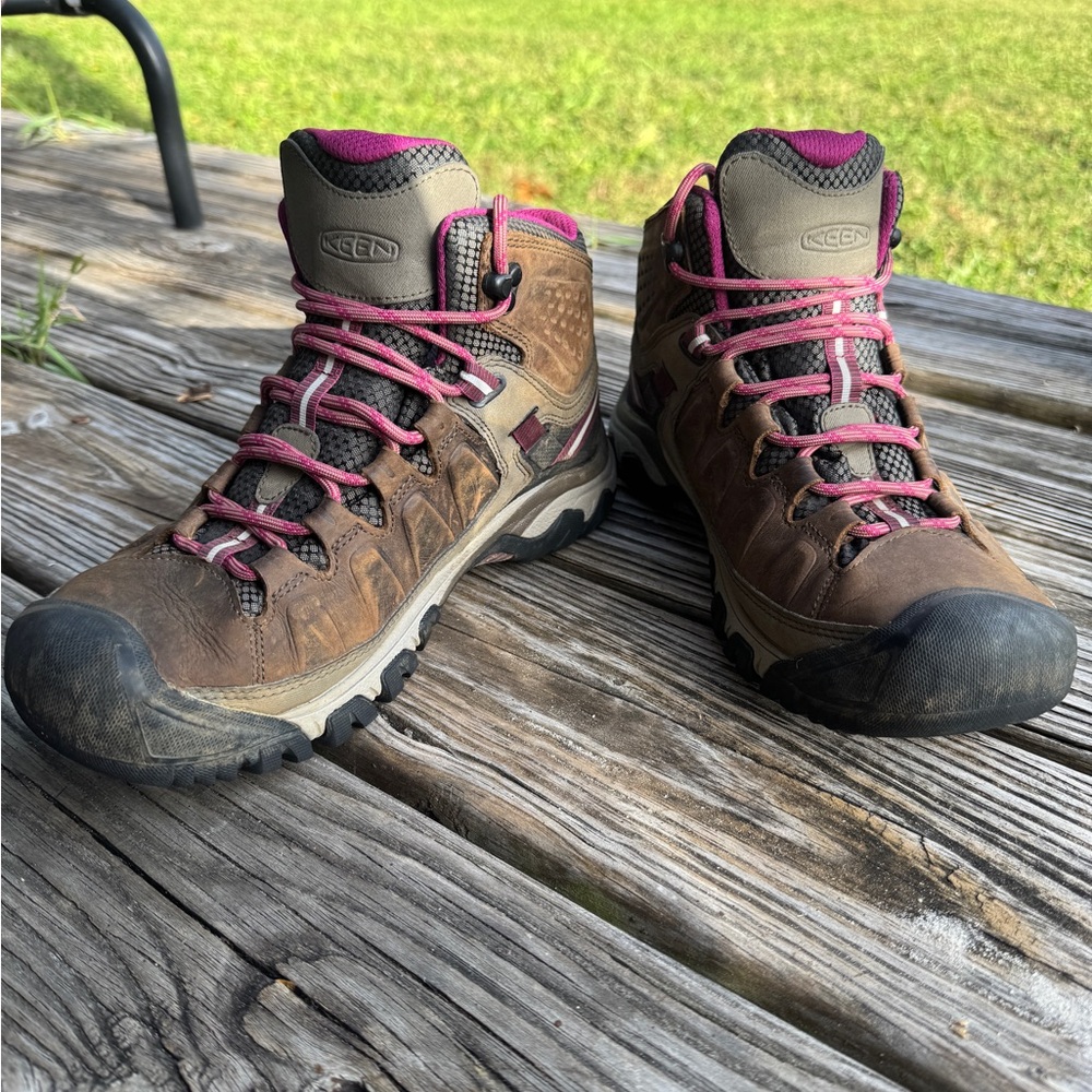KEEN WOMENS HIKING BOOT SIZE 10